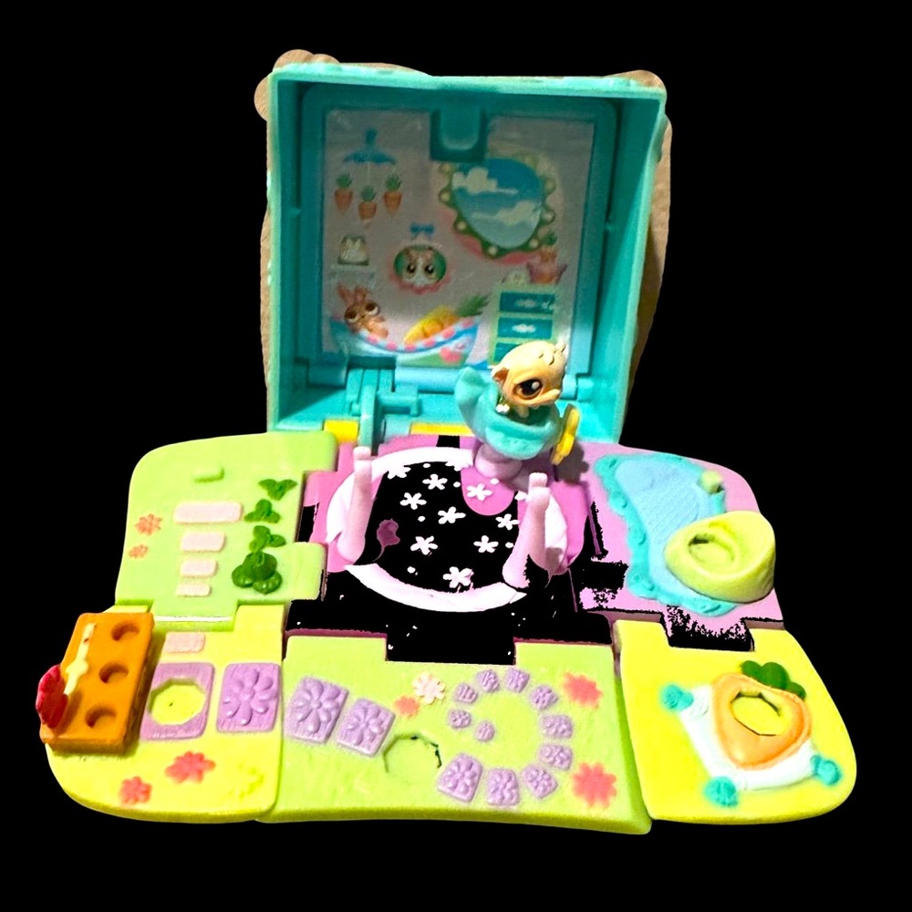 Littlest Pet Shop Teeniest Tiniest Pop Up Playset w/ 1 mini Pet Set